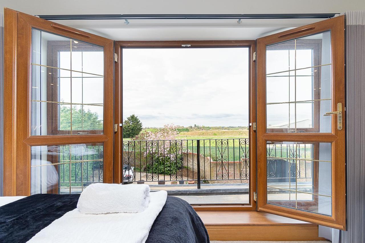Boutique Green Acre Views Slough Extérieur photo