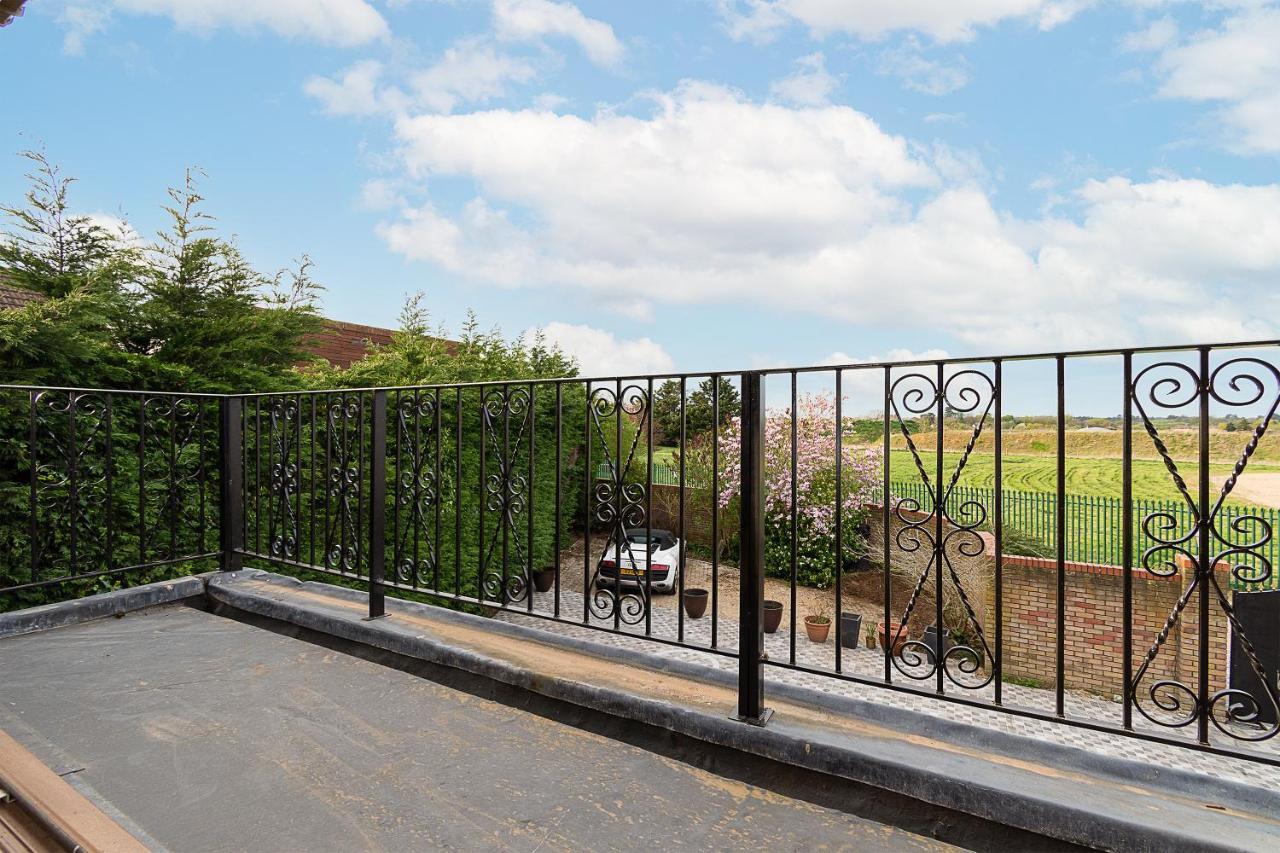 Boutique Green Acre Views Slough Extérieur photo